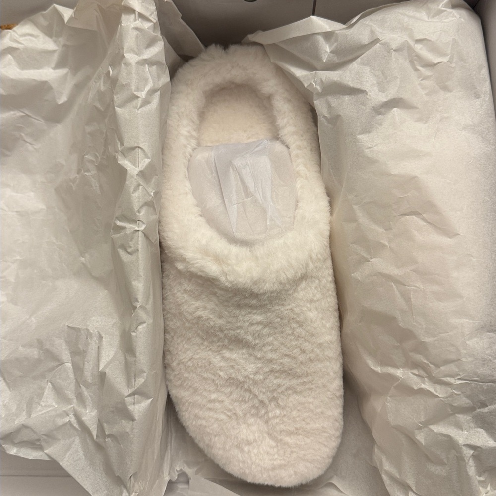 ALO Yoga Cream Recovery Slippers NWT - Picture 2 of 6